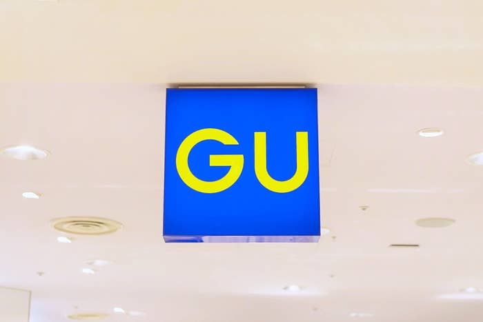 GU（ジーユー）のお店の看板。