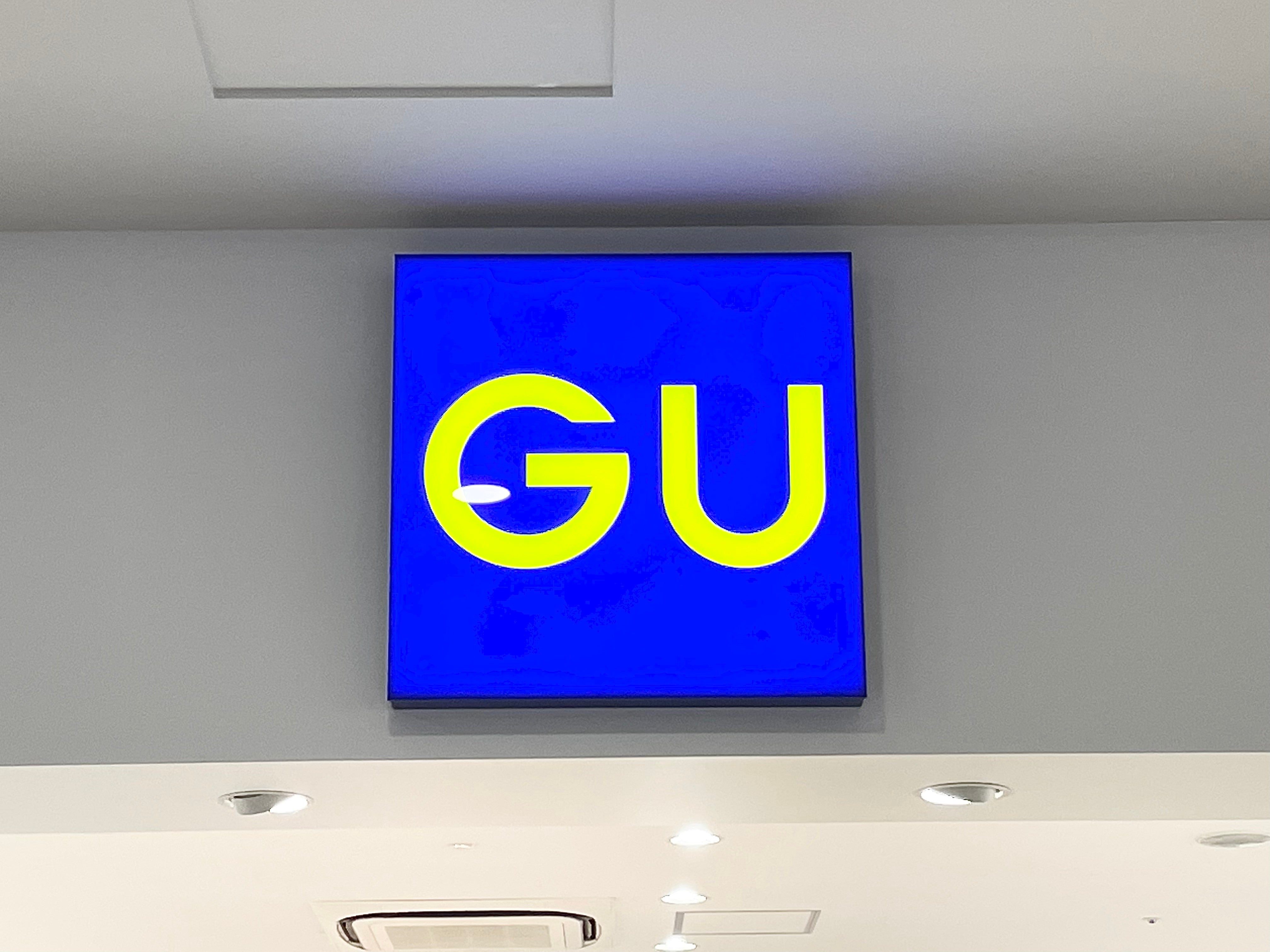 GUの青い店舗看板が壁に表示されています。