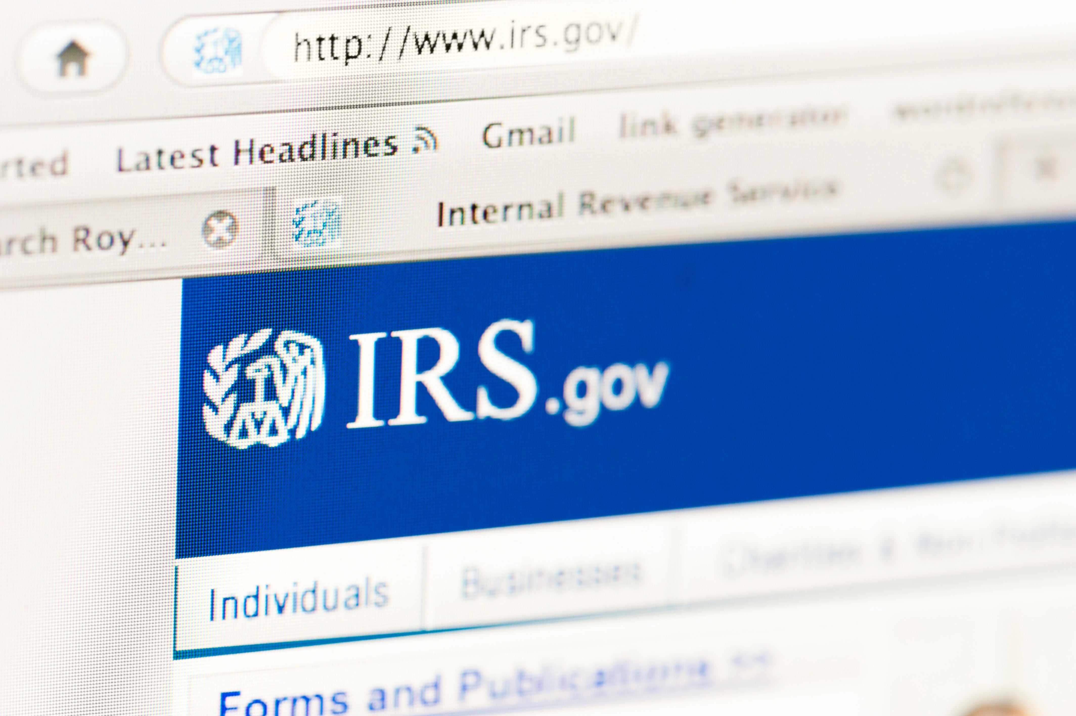 Hjemmesiden til IRS-nettstedet vises på en dataskjerm, og viser navigasjonsfaner for enkeltpersoner, bedrifter og mer