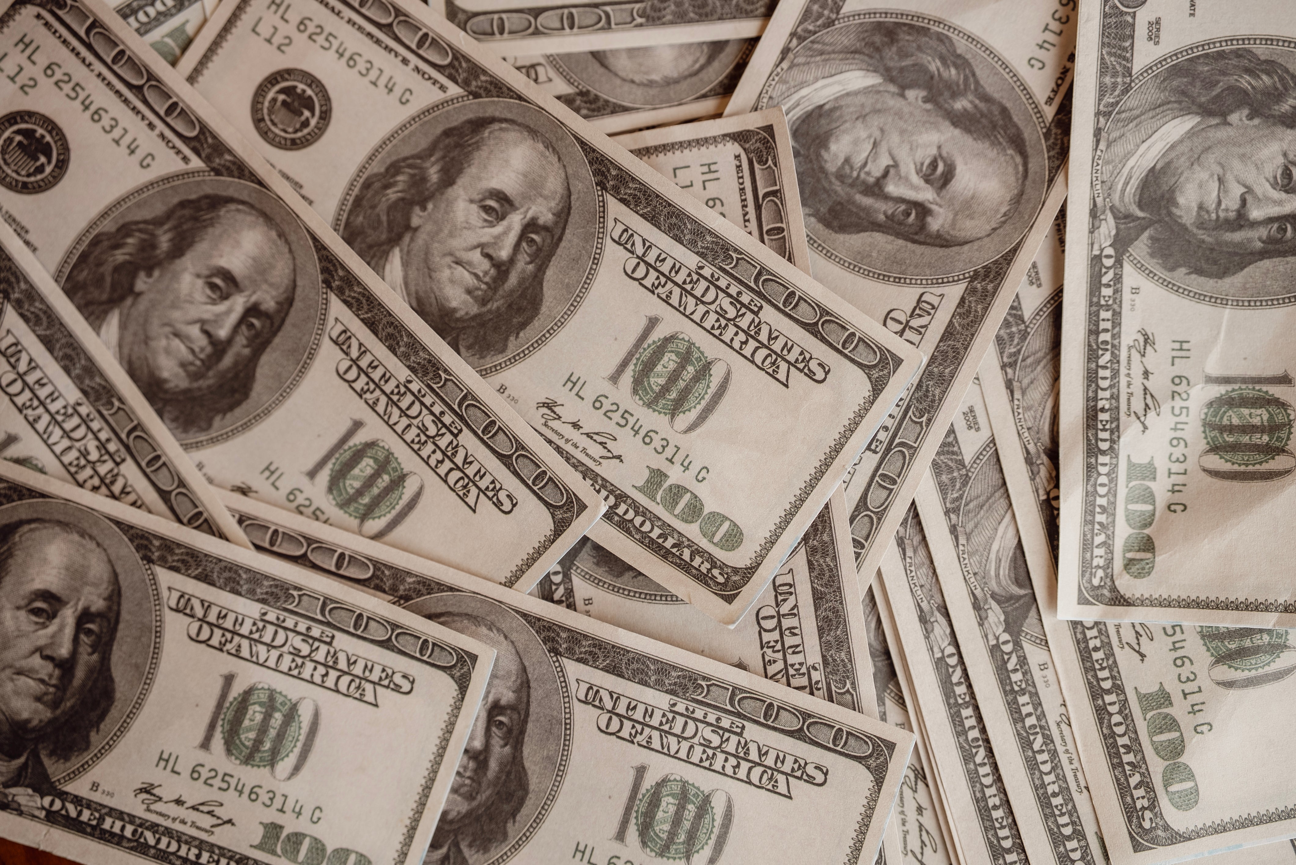 En spredt haug med amerikanske hundre-dollarsedler