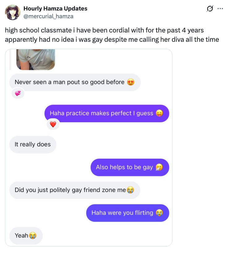 Tweet tentang teman sekolah menengah atas, dengan pertukaran pesan teks yang membahas pujian dan komentar lucu tentang menjadi gay