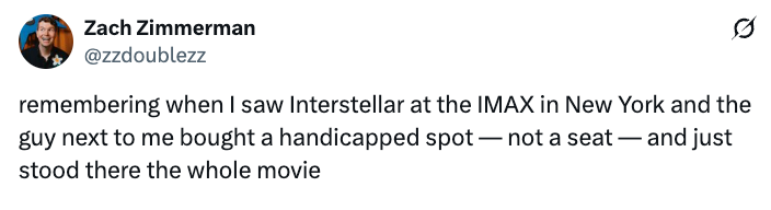 Tweet tentang seseorang yang berdiri di tempat bagi penyandang cacat dan bukannya di tempat duduk selama menonton film di IMAX di New York