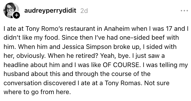 Seseorang berbagi cerita lucu tentang tidak menyukai makanan di Tony Roma's di Anaheim dan memihak Jessica Simpson setelah putus dengan Tony Romo