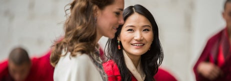 2016年4月14日撮影。ジェツン・ペマ王妃（右）とイギリスのキャサリン皇太子妃（左）ROBERTO SCHMIDT / AFP＝時事