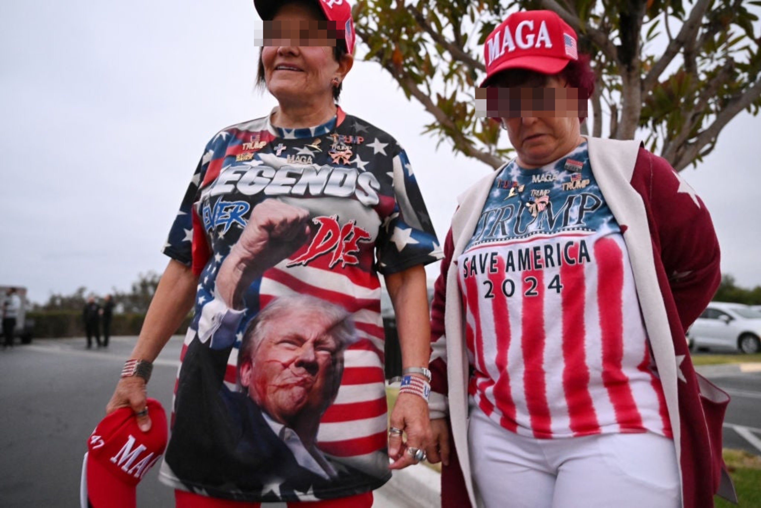To kvinner bærer ubehagelige skjorter med Trump-tema og "MAGA" hatter