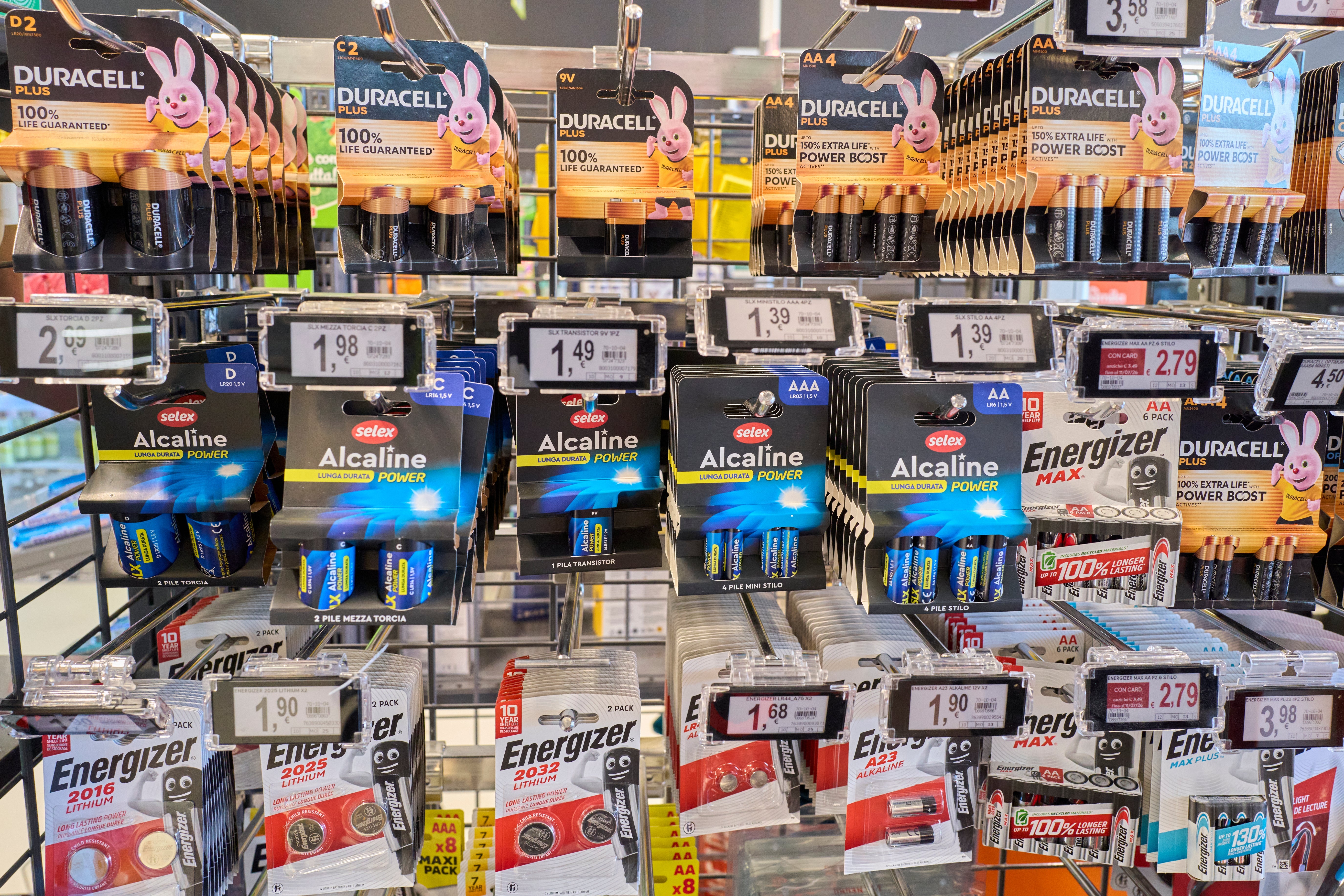 Ulike batterimerker utstilt i en butikkhylle med prislapper, inkludert Duracell og Energizer