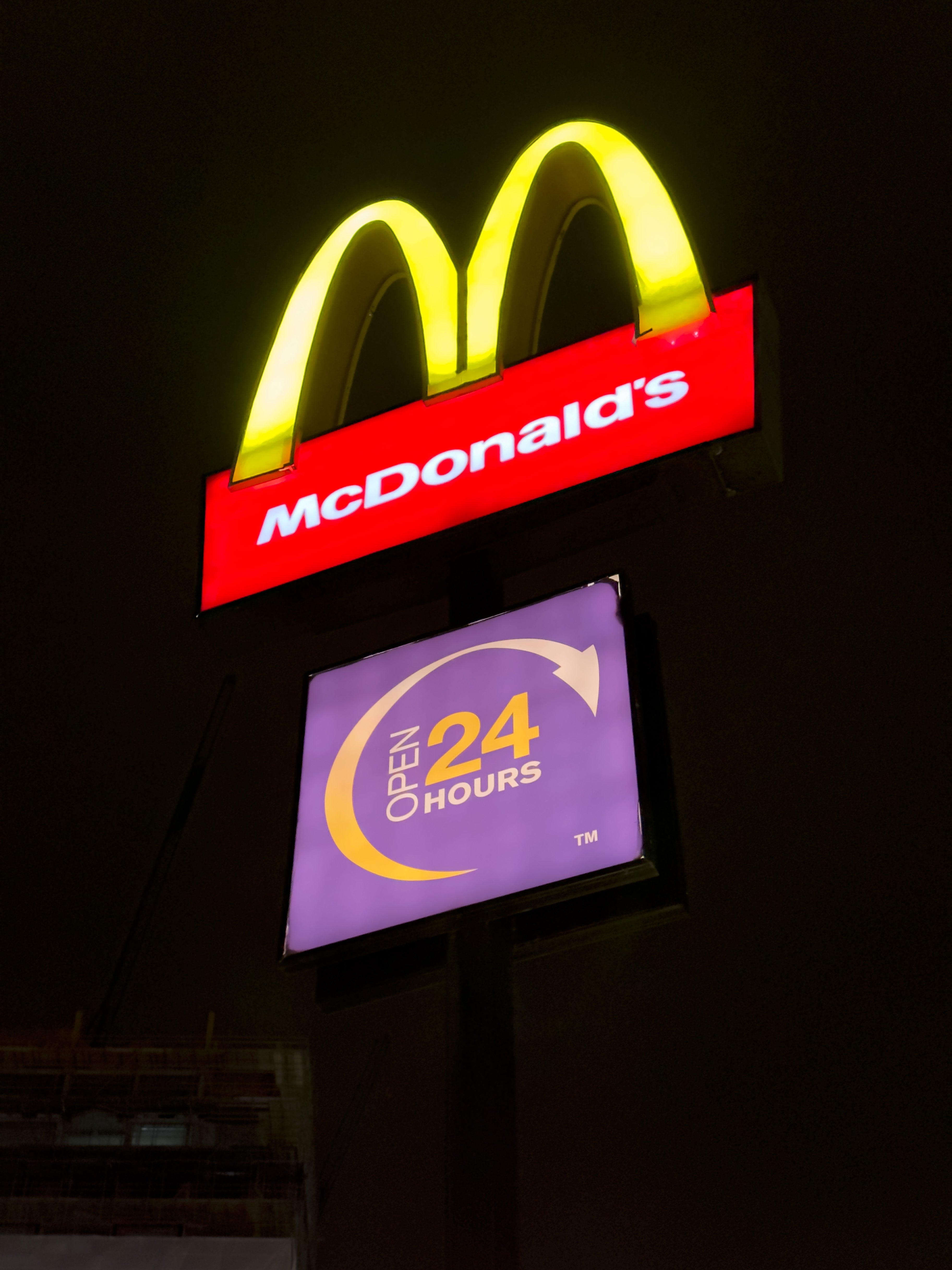 McDonald's-skilt med gyldne buer og en merknad under som lyder