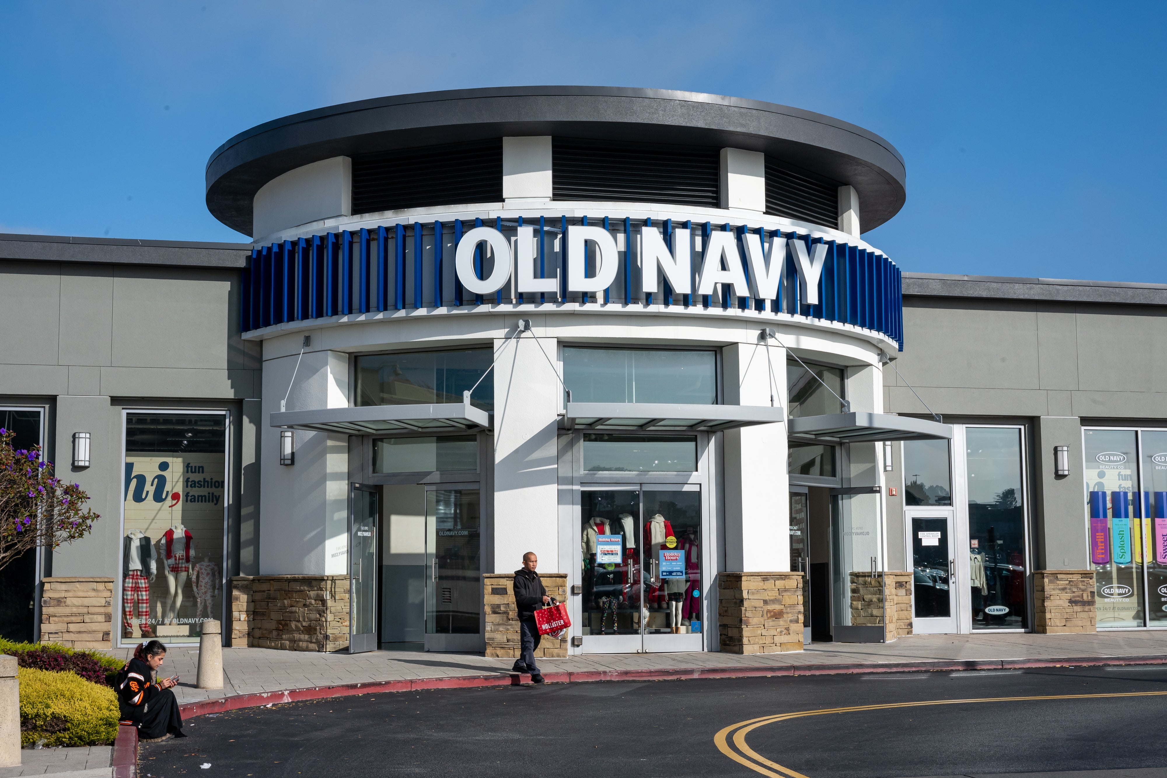 Old Navy-butikk eksteriør med folk som går foran