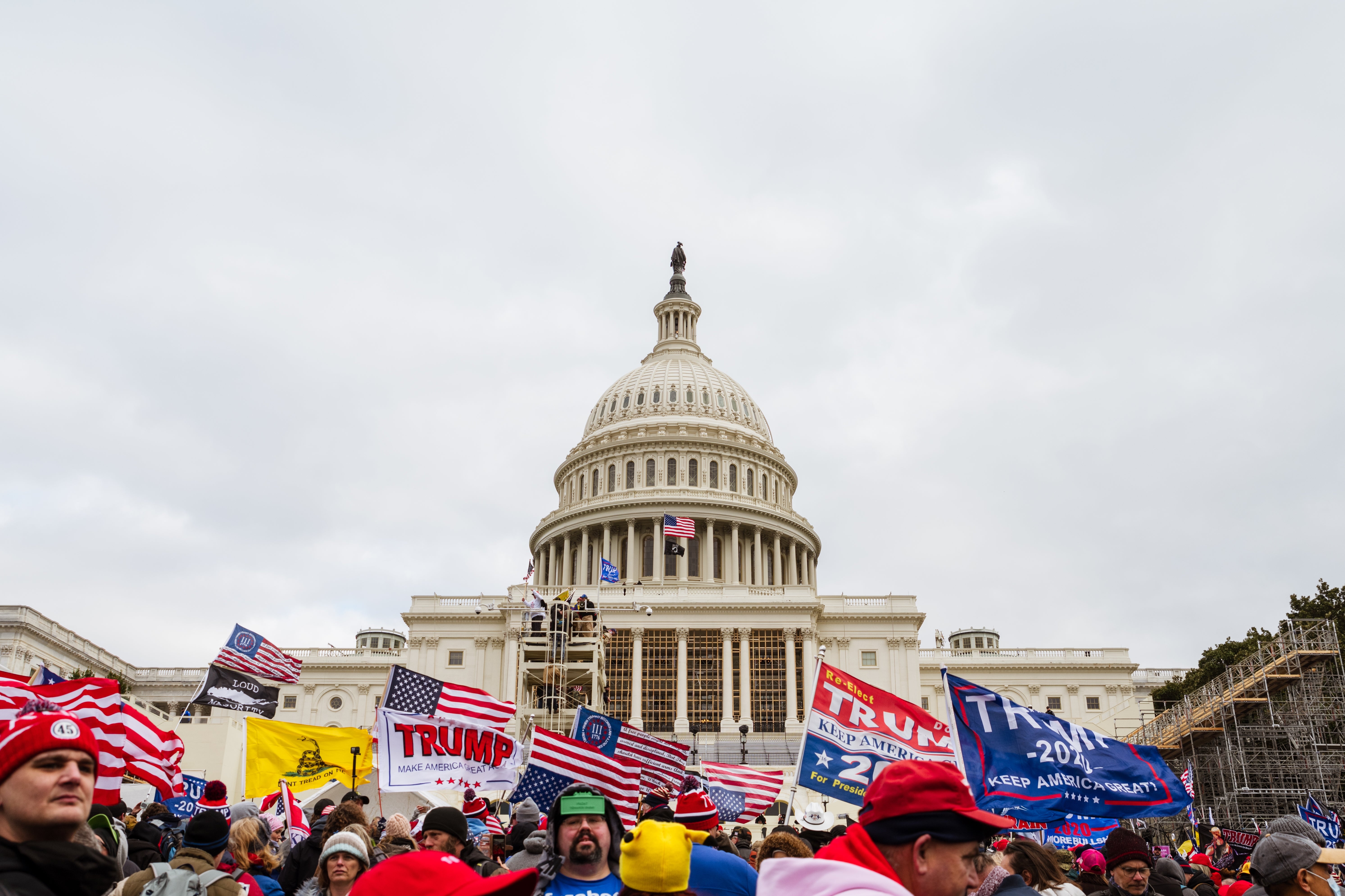 Folkemengde med flagg foran US Capitol-bygningen, demonstrerer i et politisk møte
