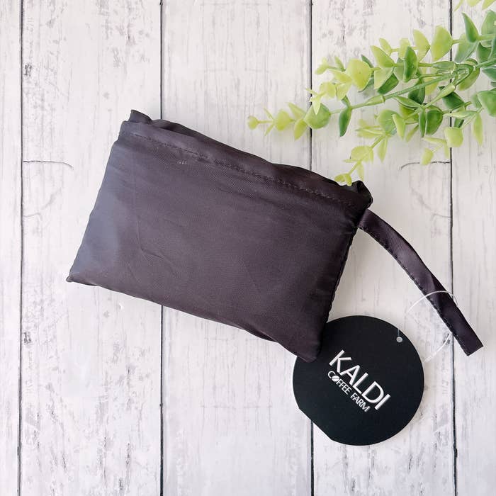KALDI（カルディ）の「コンパクト保冷バッグ ブラック 1枚」