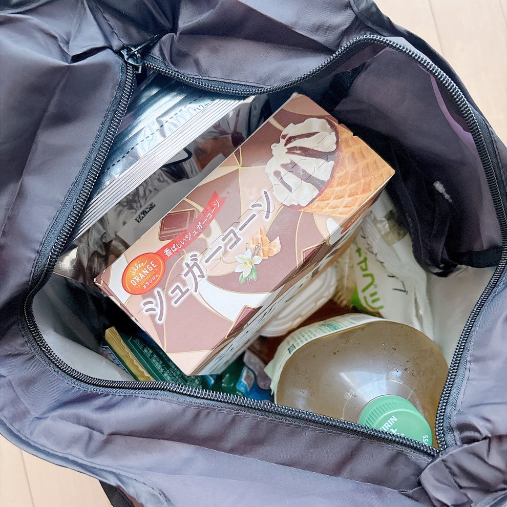 KALDI（カルディ）の「コンパクト保冷バッグ ブラック 1枚」中に食料品が入っている様子。