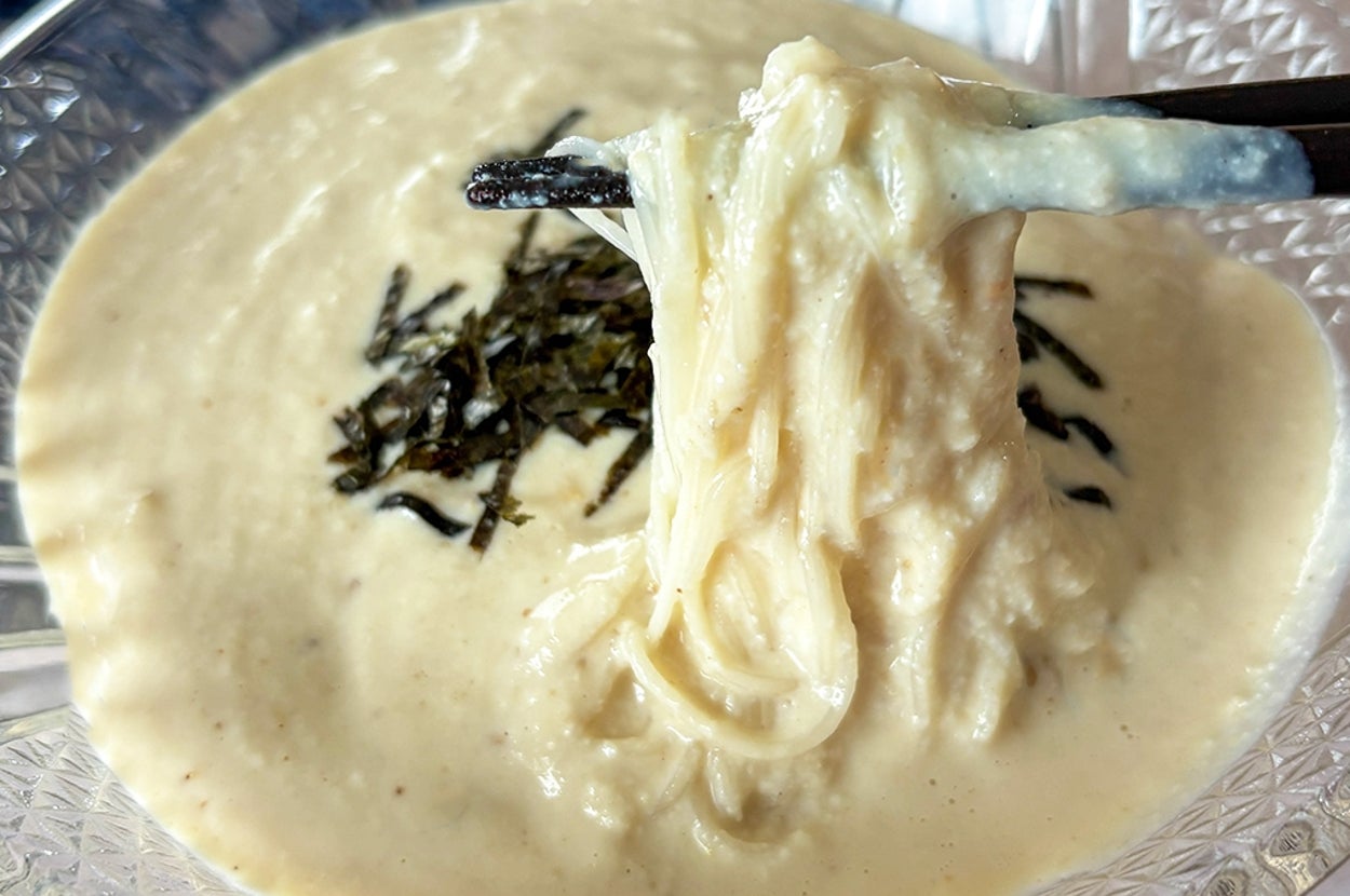 豆腐ごまだれそうめん。トッピングに刻みのりが散らされています。