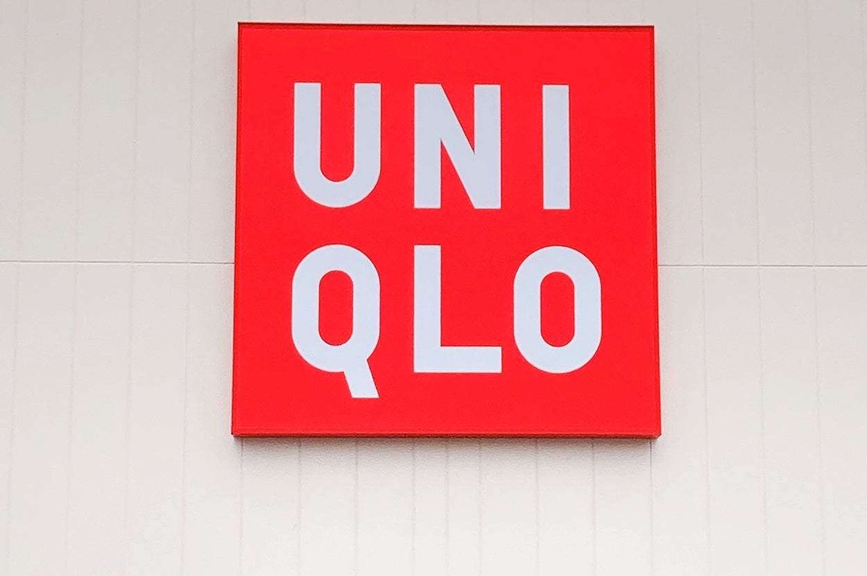 ユニクロの看板が店舗の建物の外壁に掲示されている。