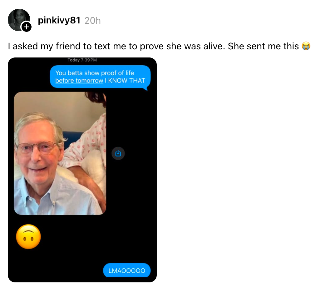 Bilde som viser en tekstsamtale. En venn beviser at de er i live ved å sende en selfie av en eldre mann med briller, som på spøk forårsaker latter