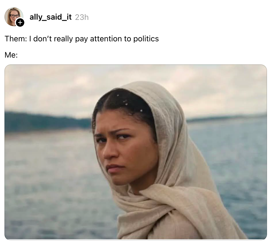 Person pakket inn i et sjal ser intenst ved havet, med tekst som antyder skepsis til upolitisk holdning