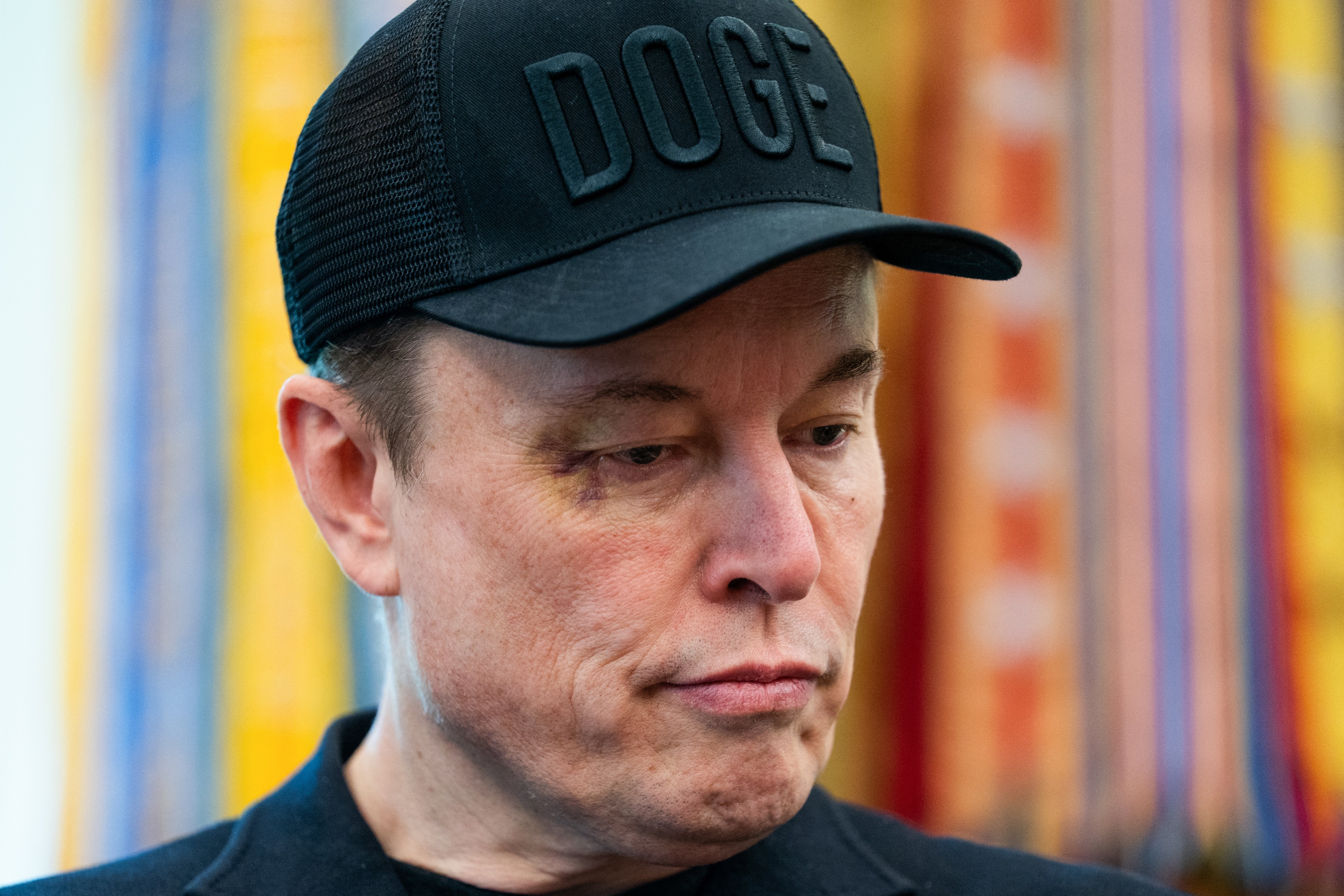 En person som har på seg en svart caps med