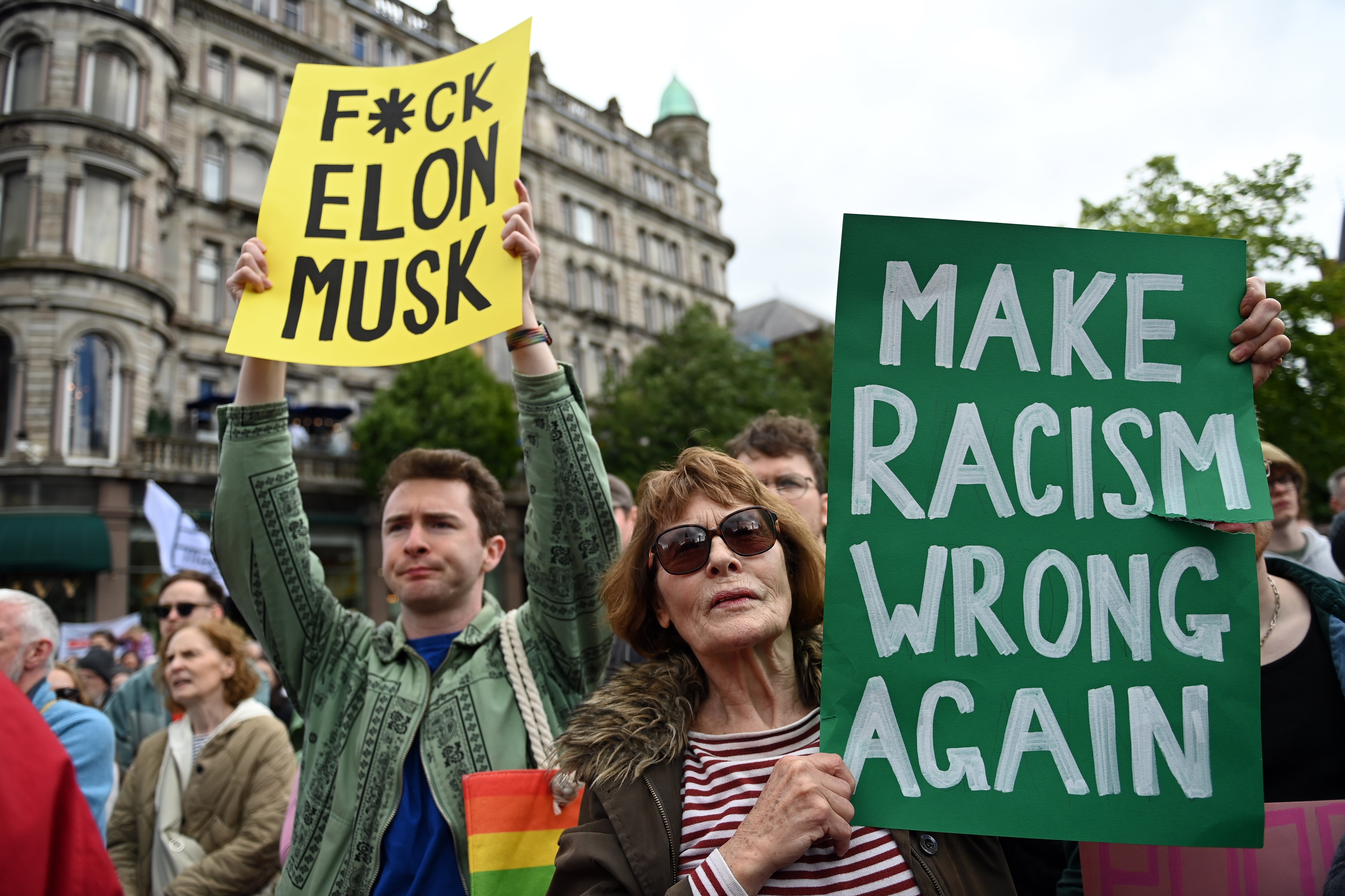 Folk i en protest holder skilt med