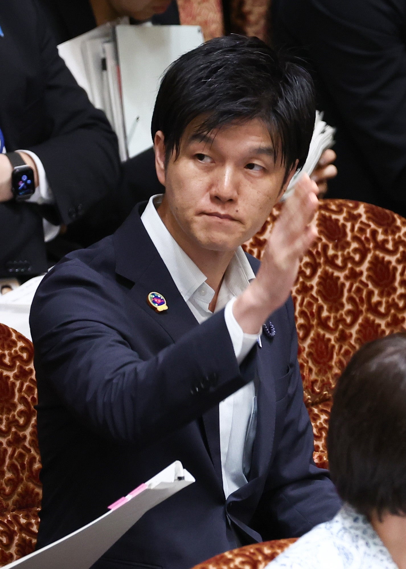 参院予算委員会の集中審議で挙手する鈴木憲和農林水産相＝７月１７日、国会内（時事）