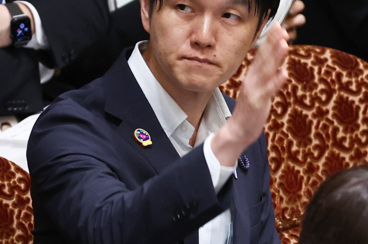 参院予算委員会の集中審議で挙手する鈴木憲和農林水産相＝７月１７日、国会内（時事）