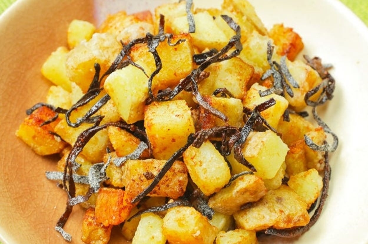 塩昆布じゃがバターが白い皿に盛られている。