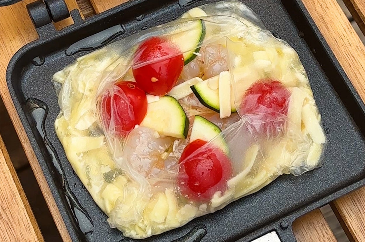 【ライスペーパー、まだ巻いてる？】BBQで大絶賛！挟んで焼くだけ「ガーリックシュリンプライスペーパーピザ」