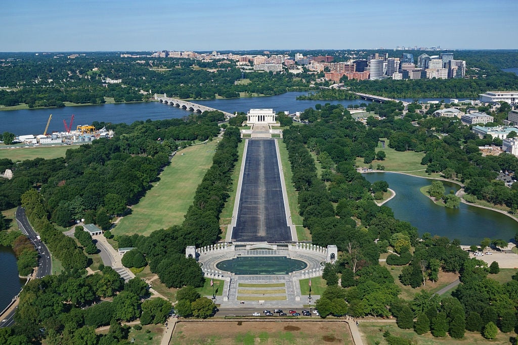 Luftfoto av National Mall i Washington, DC, med Lincoln Memorial og reflekterende basseng, omgitt av trær og bygninger i nærheten