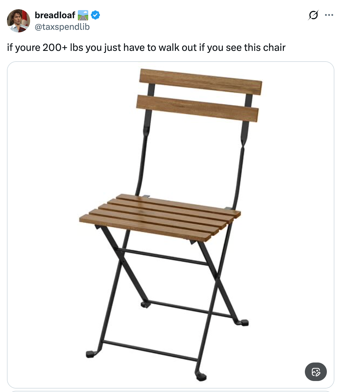 En sammenleggbar stol laget av tre og metall med en tweet over den som humoristisk advarer folk over 200 pund om å unngå å sitte på den