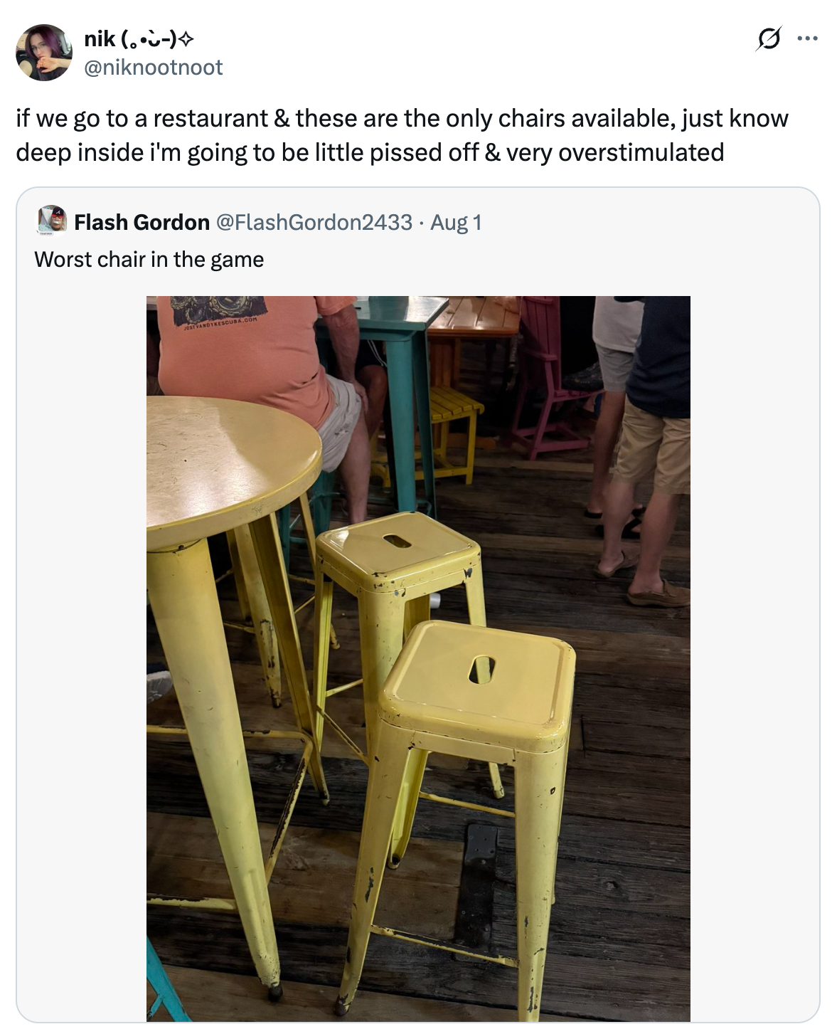 En tweet som viser gule metallkrakker på en restaurant, ansett som ubehagelig. En kommentar ovenfor uttrykker ubehag ved å sitte som dette