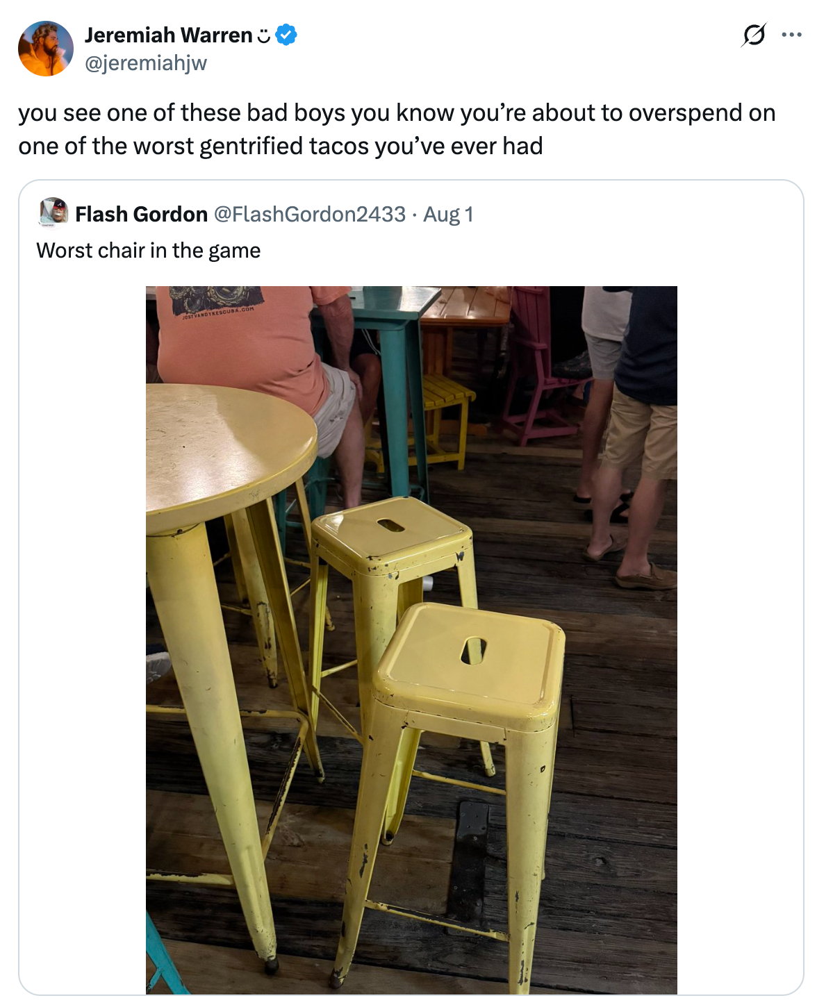To gule metallkrakker på en rustikk tacorestaurant, med humoristisk bildetekst som antyder overpriset, undermåls taco
