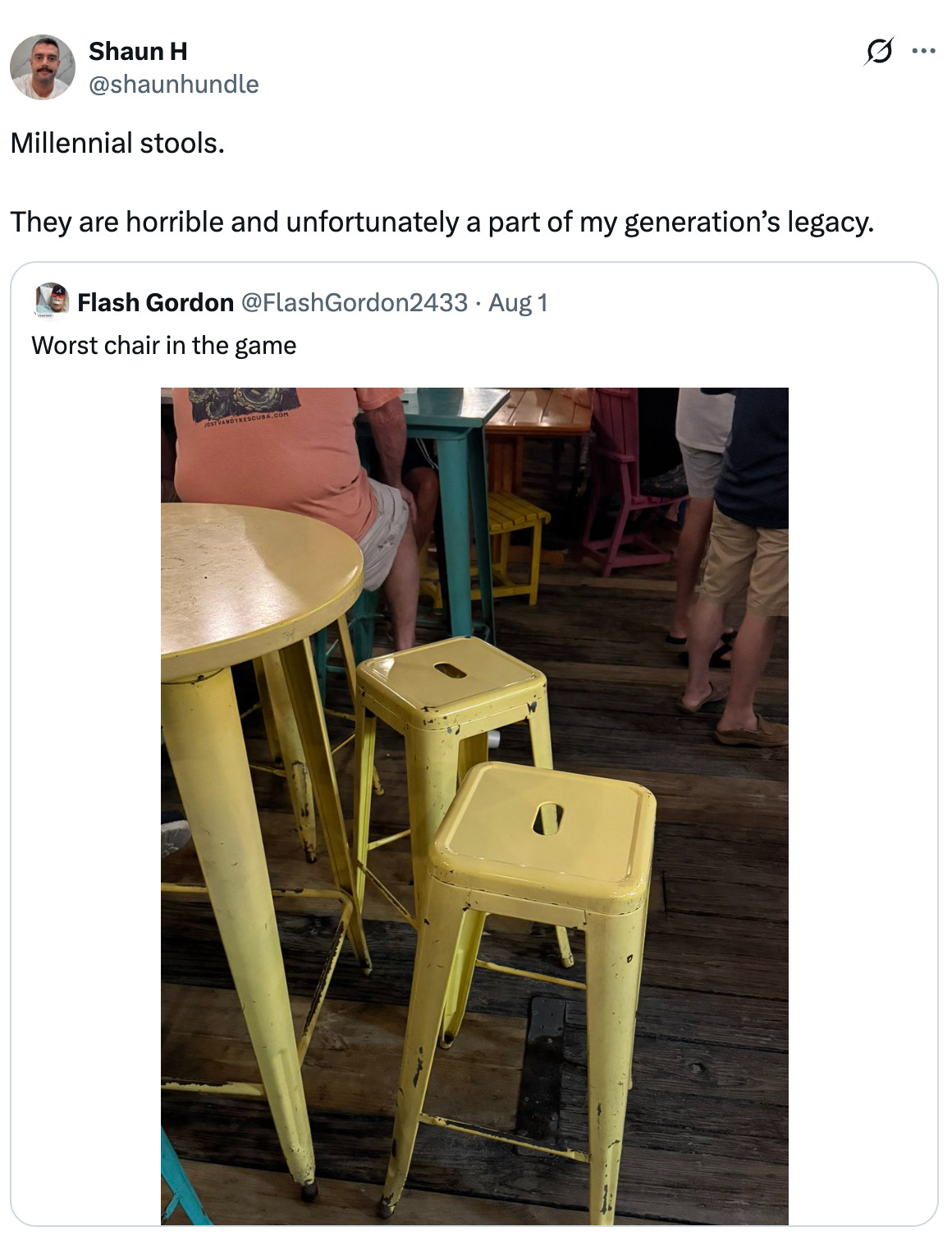 Tweet om gule metallkrakker på en bar, med teksten som den verste stolen. Klagen knytter dem humoristisk til en generasjons arv