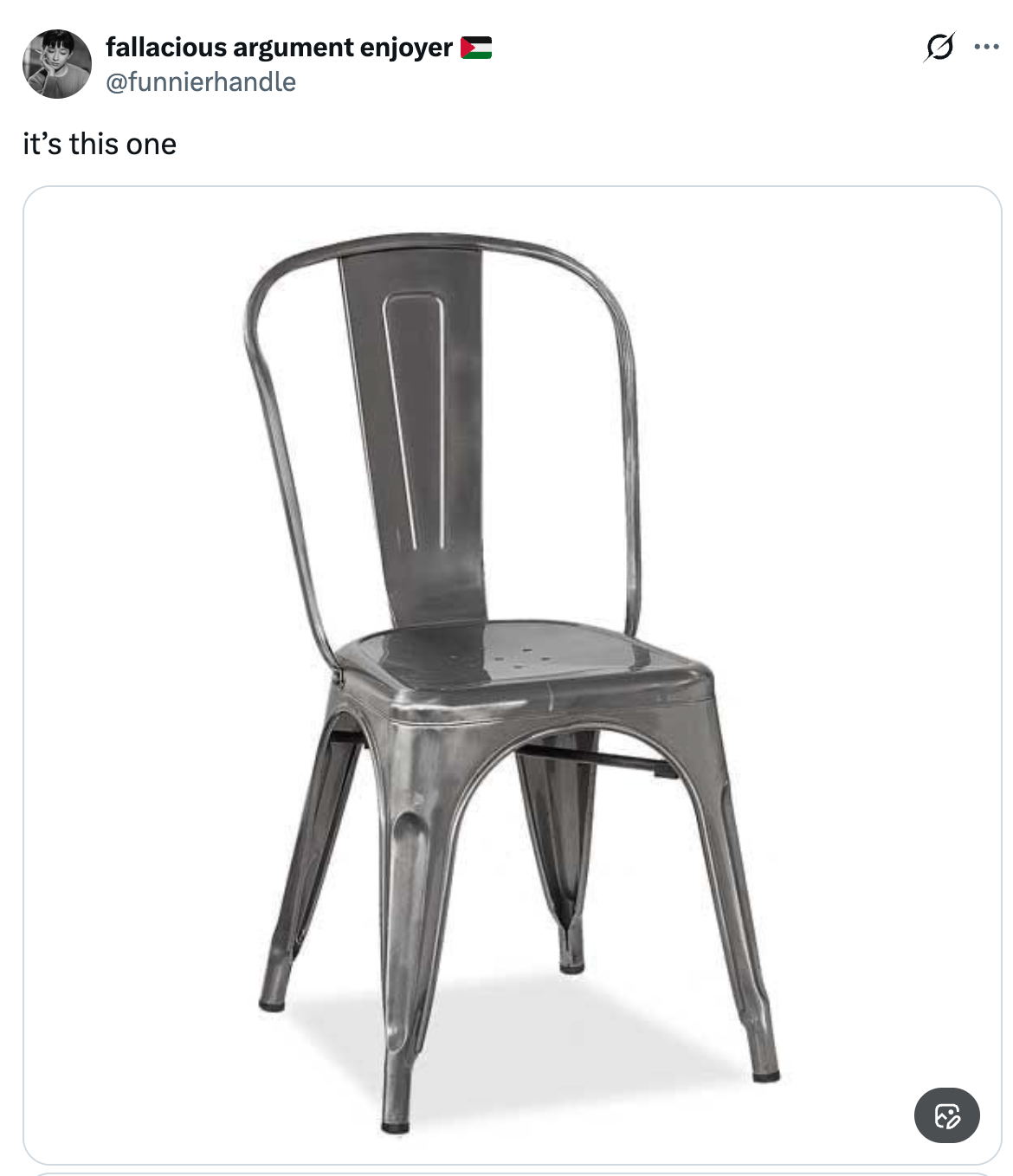 Metallstol med minimalistisk design, med buet ryggstøtte og solide ben