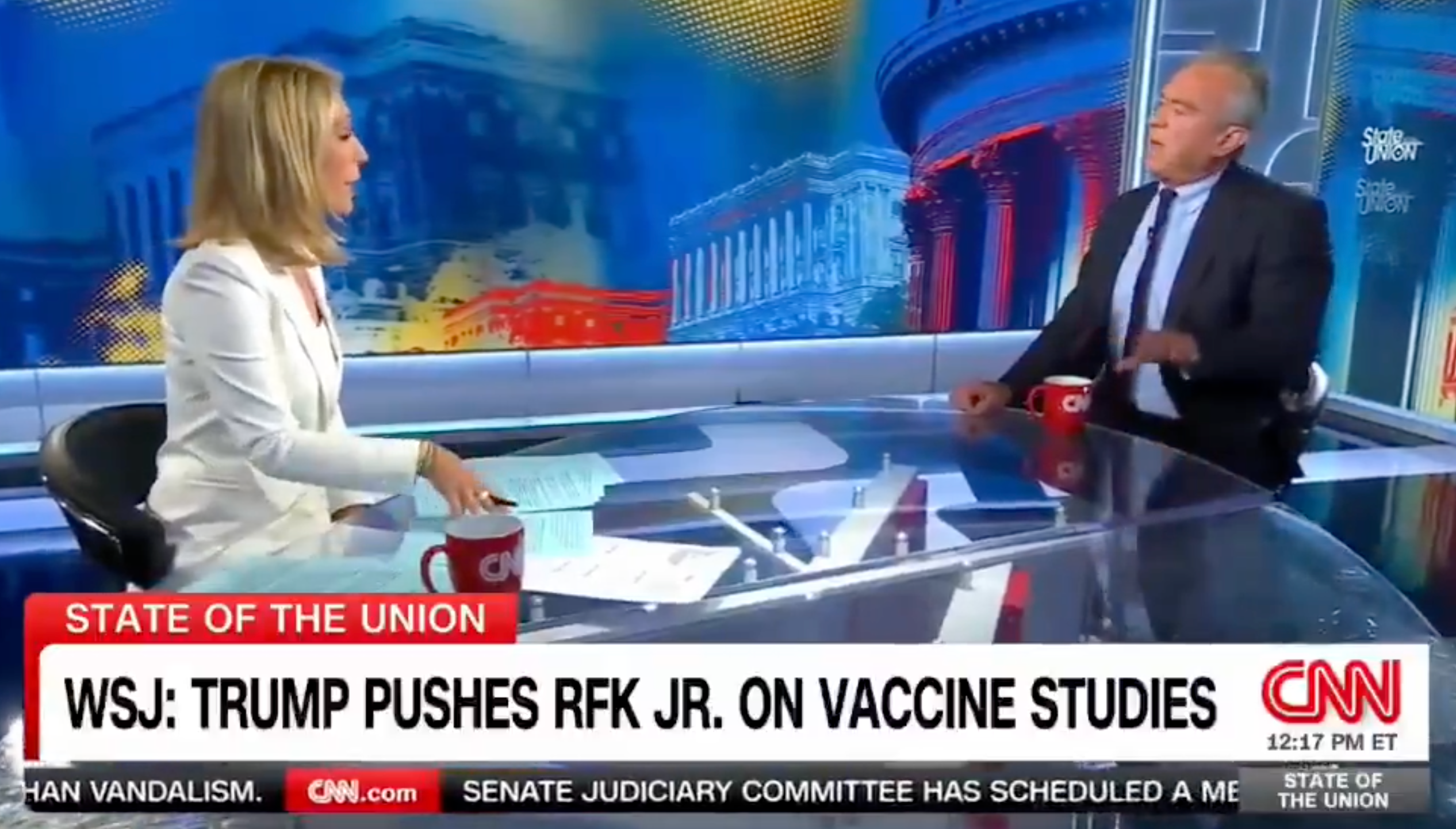 Nyhetssegment med to verter som diskuterer "WSJ: Trump Pushes RFK Jr. on Vaccine Studies" i et CNN-studiomiljø
