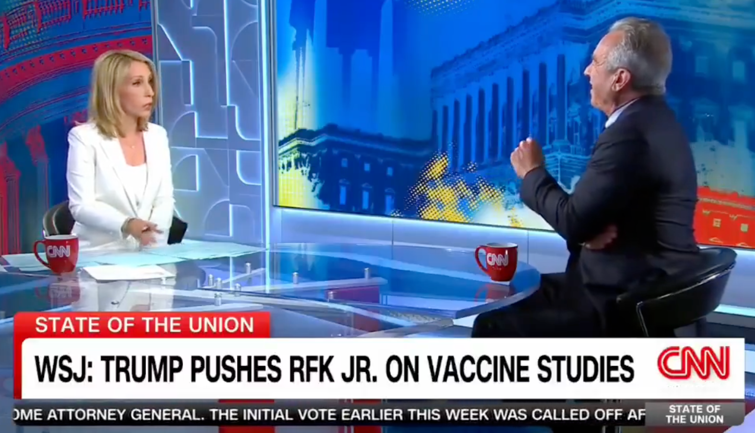 Nyhetssegment på CNN: Diskuterer Trump som oppfordrer RFK Jr. til å lede vaksinestudier, med to ankere ved et skrivebord med skjermer i bakgrunnen