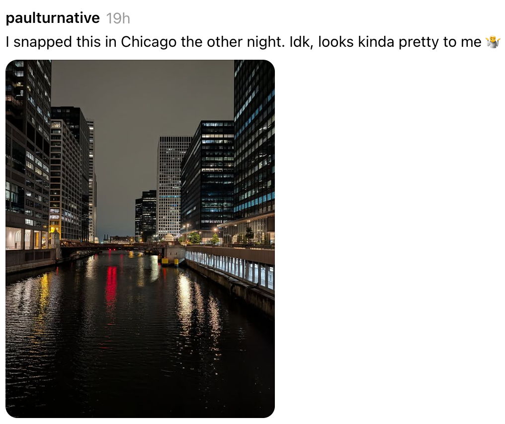 Nattlig Chicago bybilde med opplyste bygninger som reflekterer over en elv. Teksten ovenfor lyder: