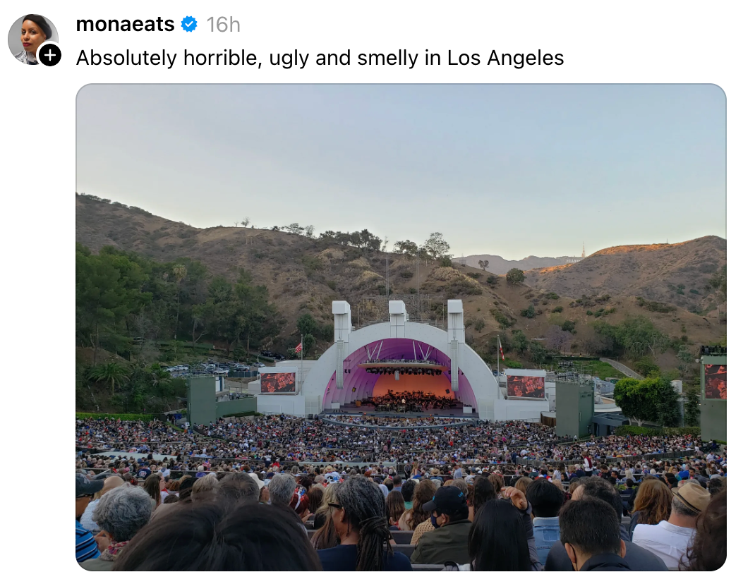 Utendørskonsert på Hollywood Bowl med stort publikum sittende, omgitt av åser; sosiale medier innlegg bildetekst kritiserer Los Angeles