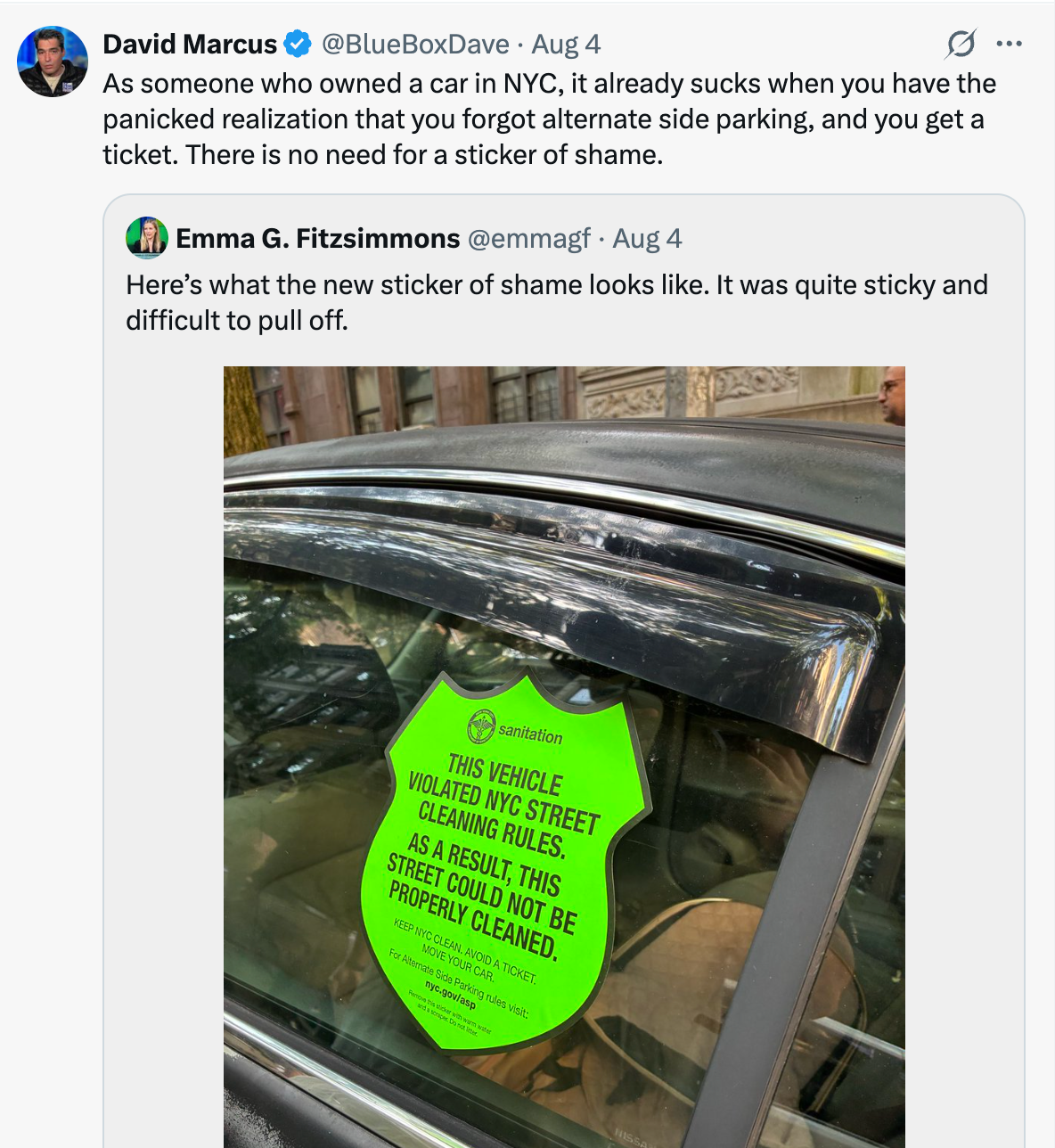 En bil i NYC har et neongrønt klistremerke fra Sanitation Dept. for brudd på gaterengjøring. Tweet diskuterer ulempen med å få den av