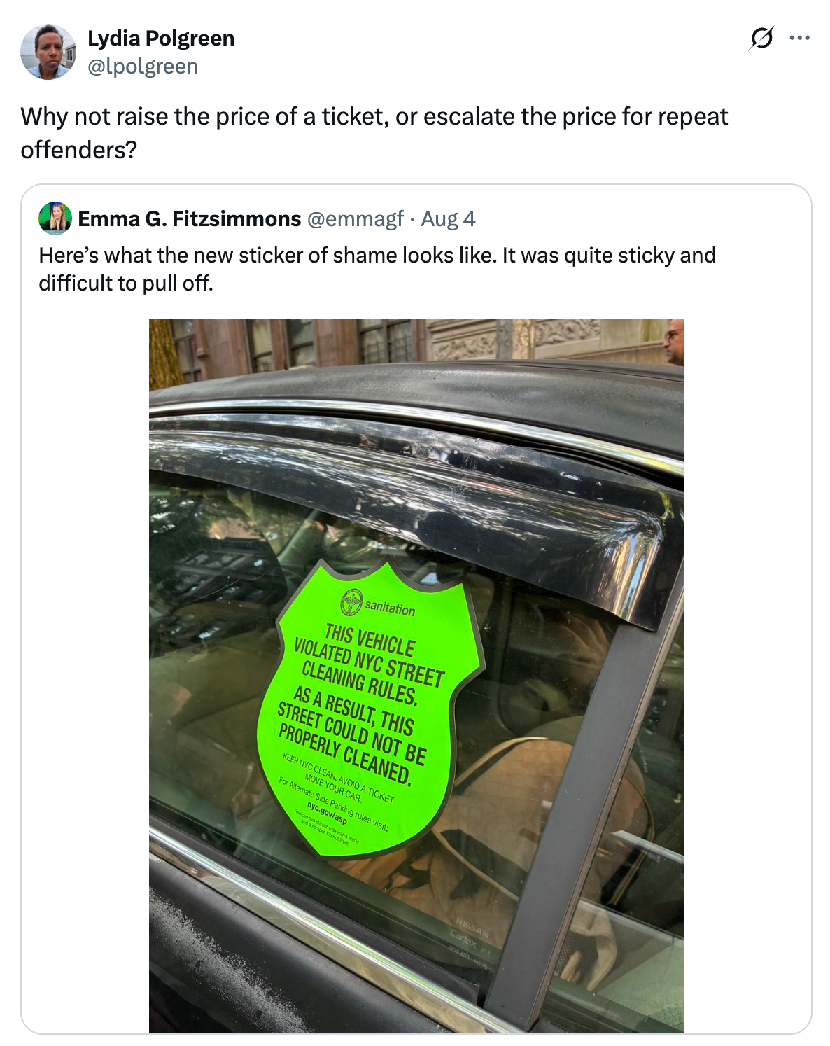 Tweet viser et bilvindu med et grønt klistremerke som leser: "VIOLATED NYC STREET CLEANING RULES." Det sies å være vanskelig å fjerne