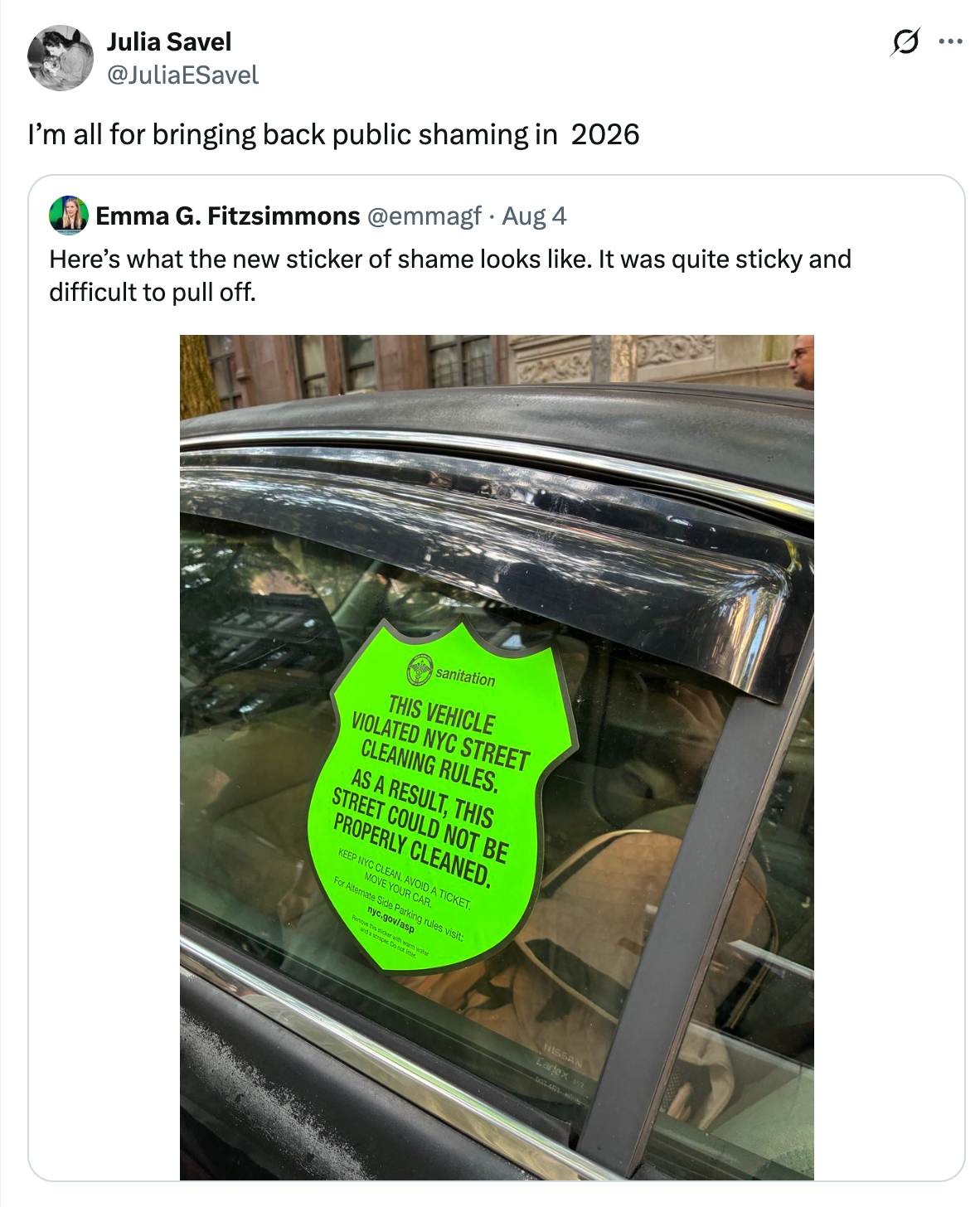 Tweet som viser et grønt klistremerke på et bilvindu som viser brudd på reglene for gaterengjøring i NYC. Forfatteren støtter offentlig shaming for 2026