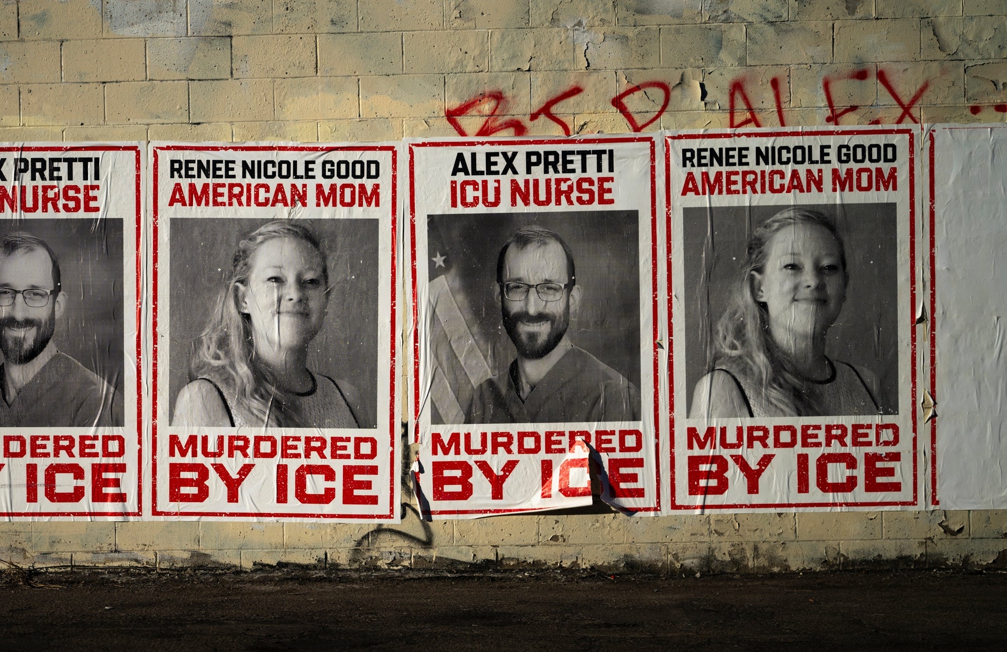 Plakater på en vegg viser folk merket som «Murdered by ICE», fremhever en protest mot immigrasjonsmyndighetene
