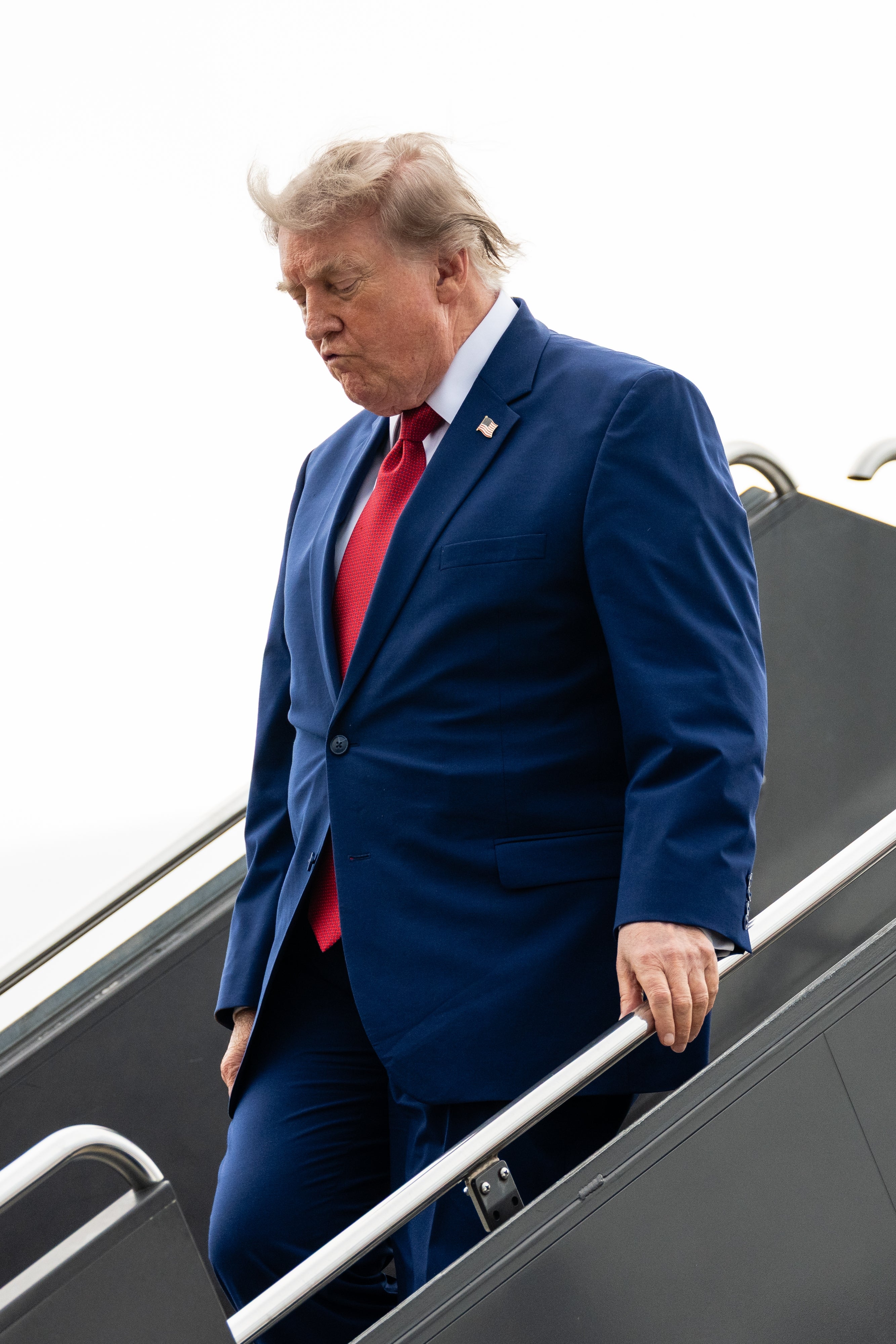 Person i dress og slips går ned flytrapper
