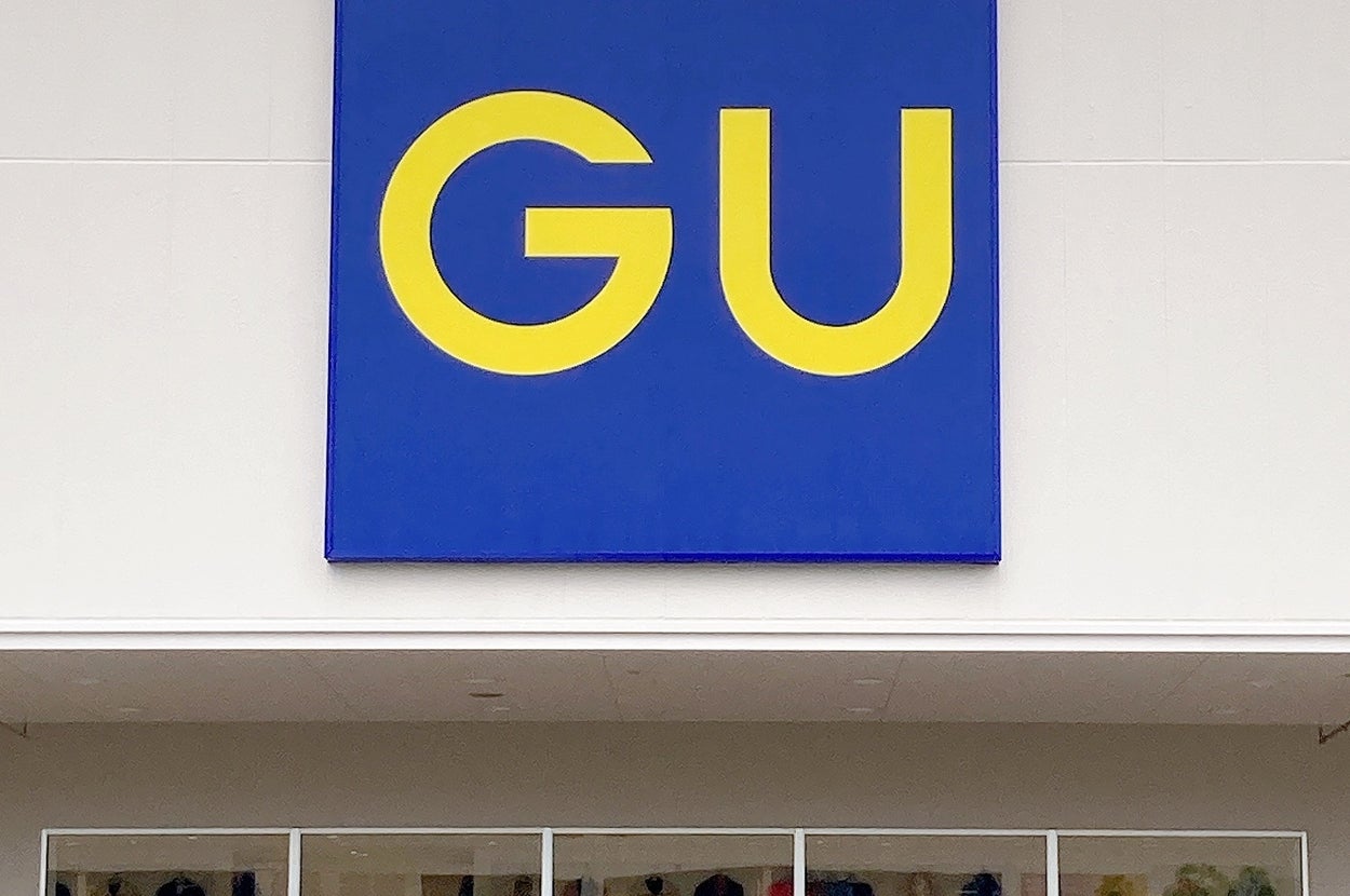 ファッションブランド「GU」の店舗外観。大きな「GU」ロゴが目立ち、店内には多くの洋服が並んでいる。