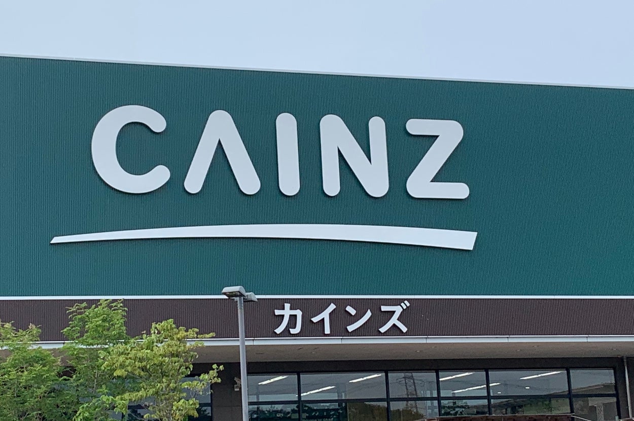 カインズの店舗外観。大きな看板が建物の上部に表示されている。