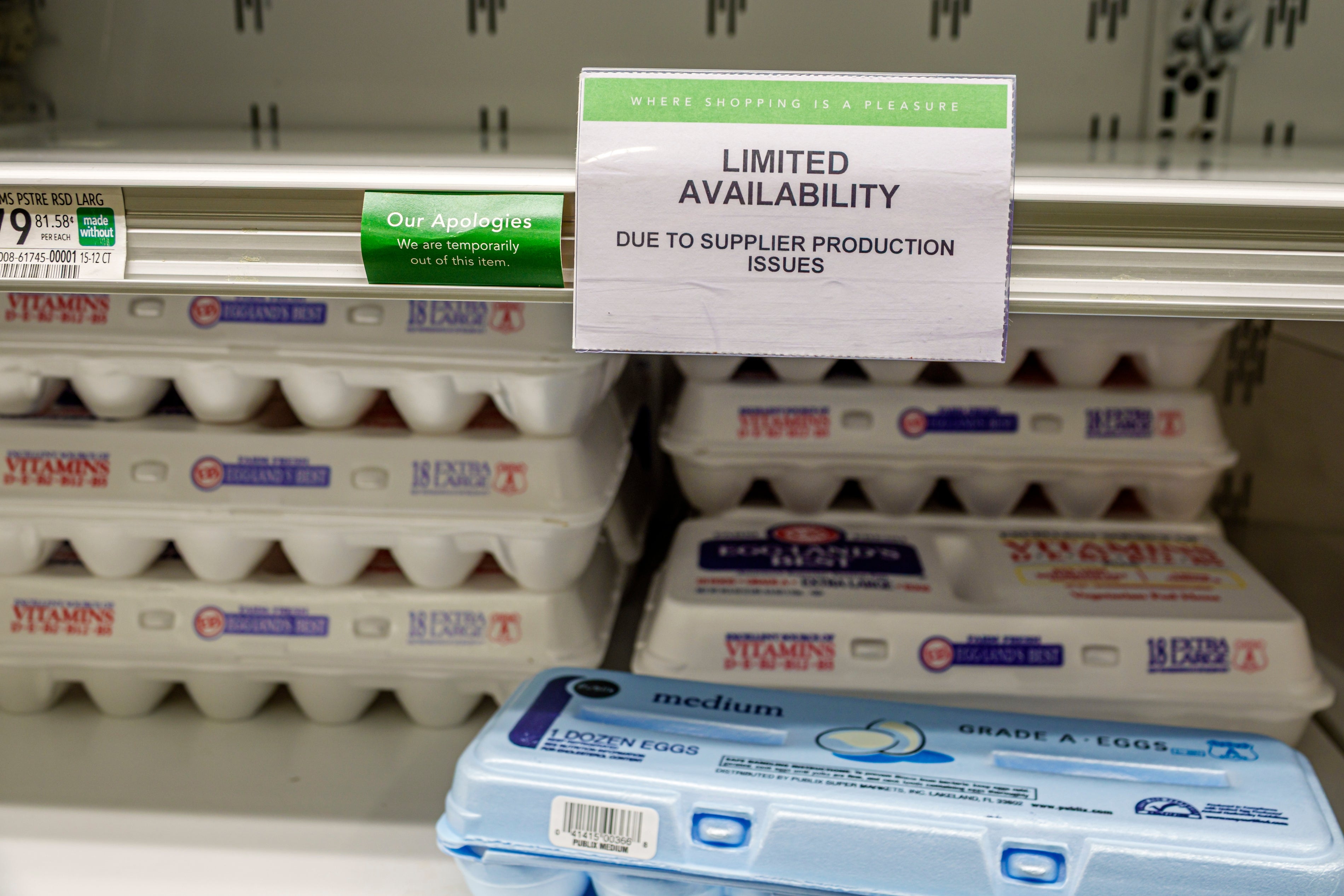 Eggekartonger på en butikkhylle med et skilt som leser