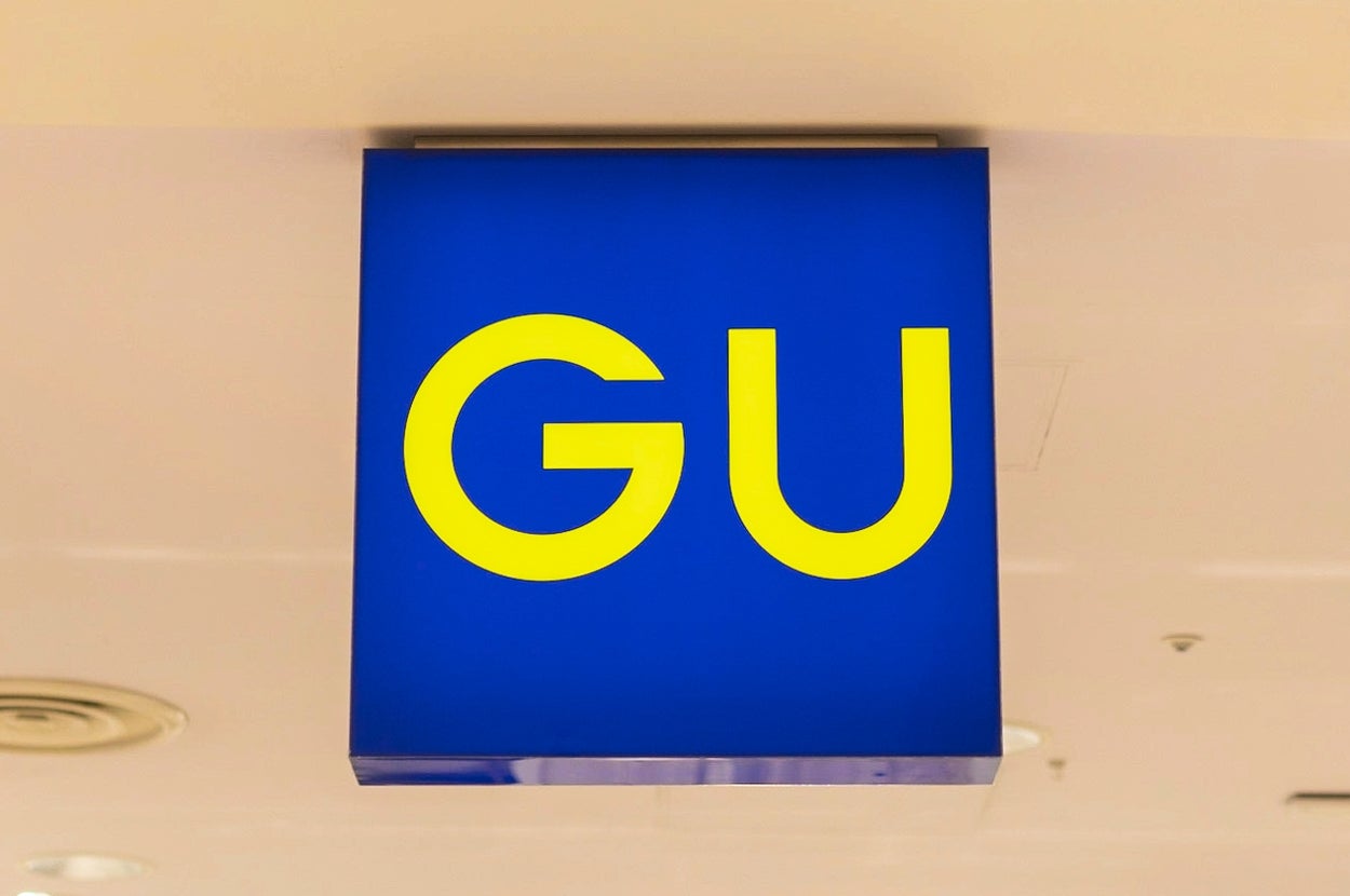 「GU」と書かれた看板が天井から吊り下げられている。