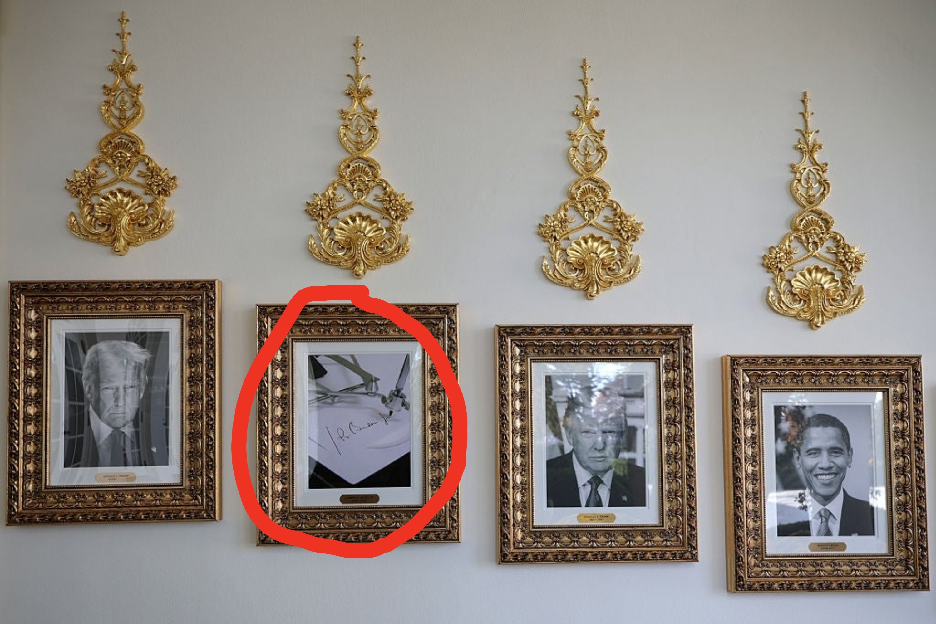 Fire innrammede portretter av amerikanske presidenter utstilt, inkludert autograferte minner