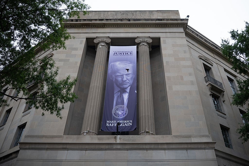 Stor bygning med et banner med Donald Trumps ansikt og tekst som sier 