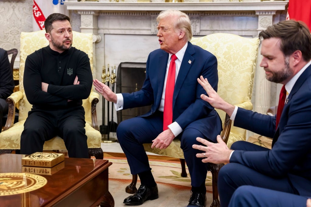 Volodymyr Zelenskyy, Donald Trump og JD Vance krangler tilsynelatende i et formelt møte