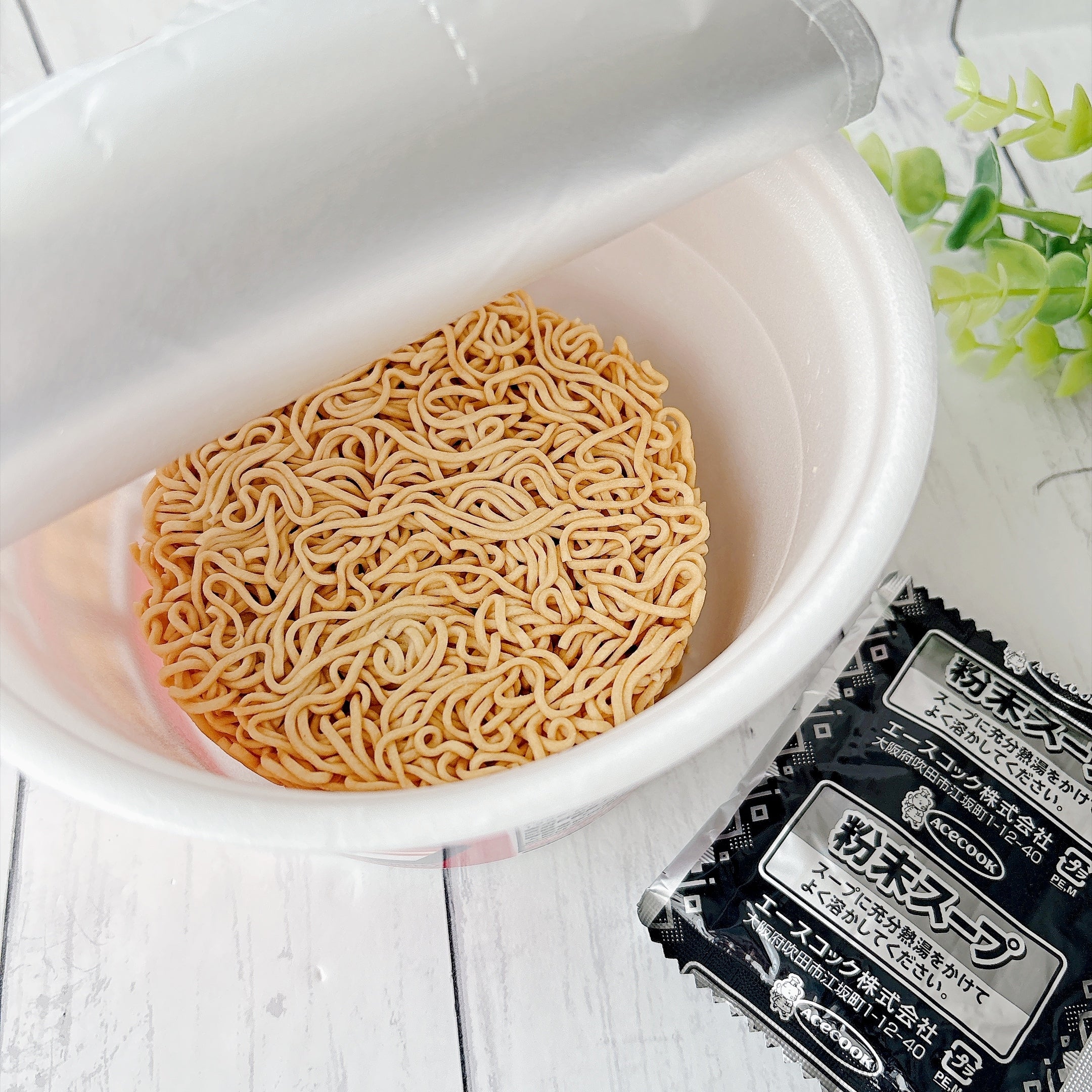 セブン限定の「ブタメン超BIG」麺が約4倍も入った、ド迫力カップ麺の実