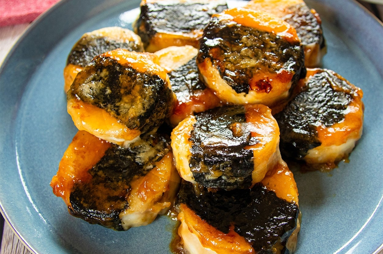お皿に盛られた海苔で巻かれた長芋の料理。