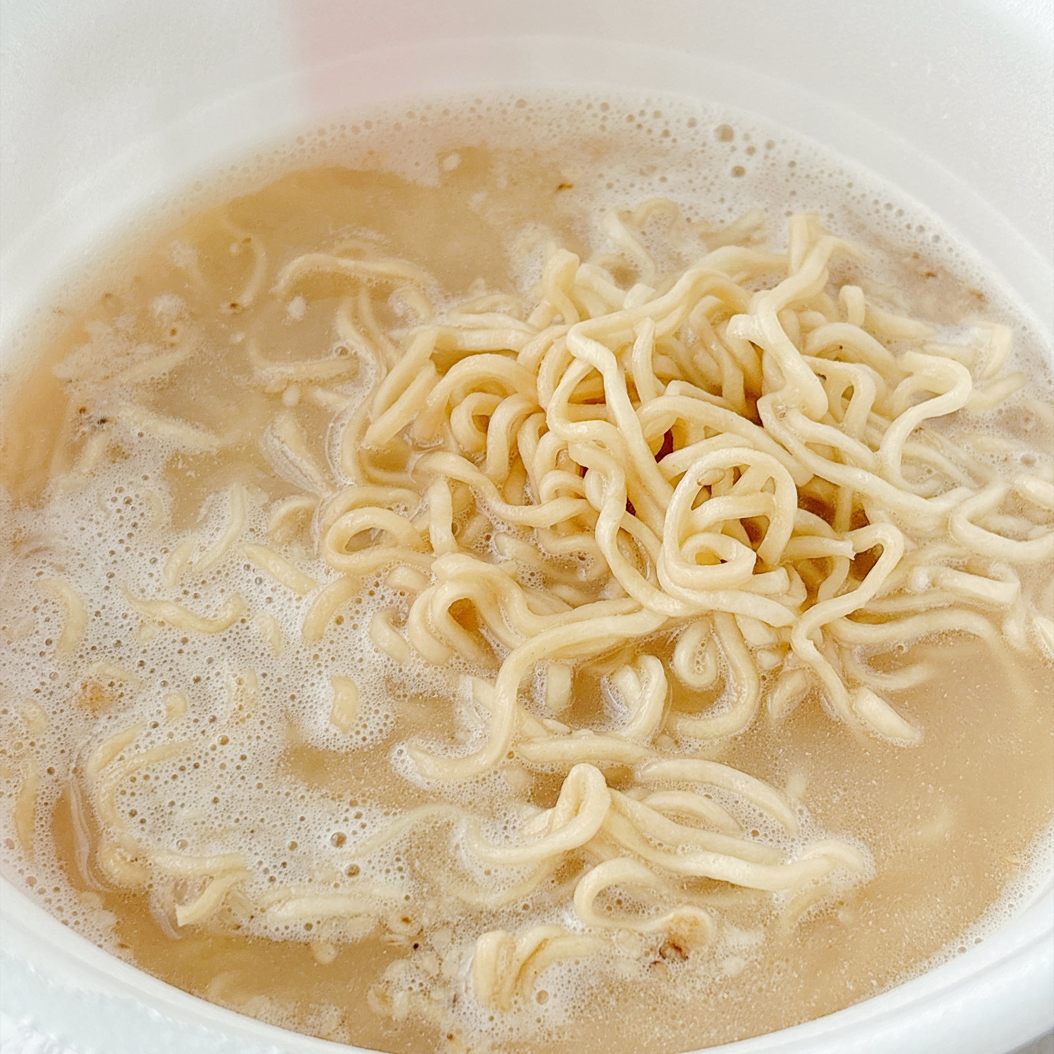 セブン限定の「ブタメン超BIG」麺が約4倍も入った、ド迫力カップ麺の実